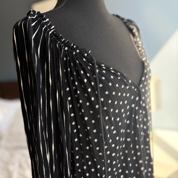 Billabong Cream and White Patterned Long Sleeve V-Neck Button Front Blouse - Picture 16 of 17